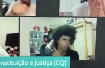 Vereador de Curitiba aparece secando o cabelo durante sessão da Câmara
