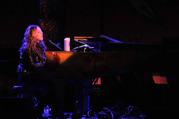 Foto colorida de Diana Krall no piano - Metrópoles