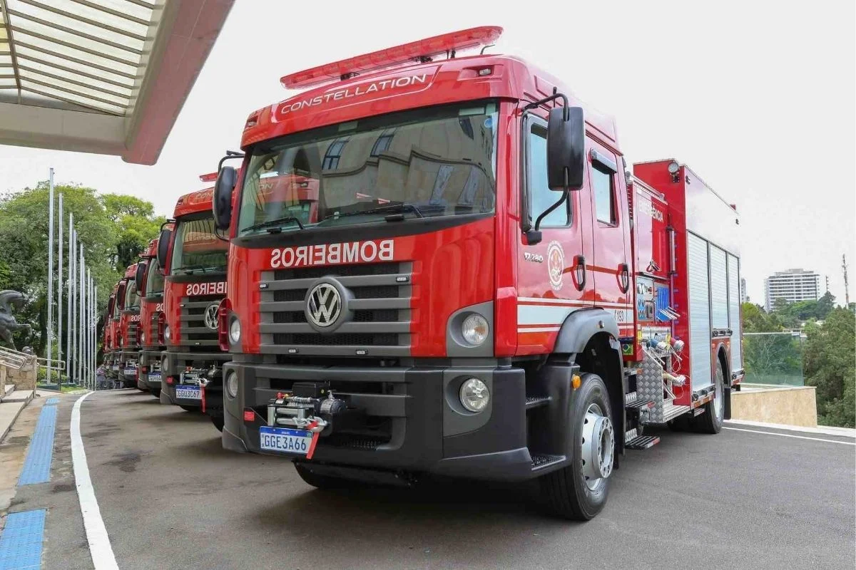 Caminhão dos bombeiros tomba em rua na região do Pacaembu. Não há feridos