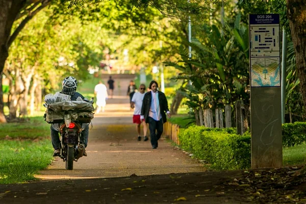 Motociclistas usam calçadas como atalhos em Brasília