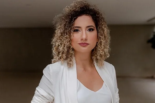 Imagem colorida da escritora brasiliense Fabiane Guimarães
