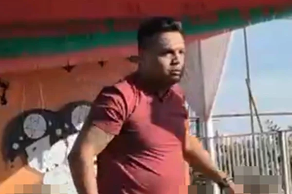 Foto colorida de homem andando