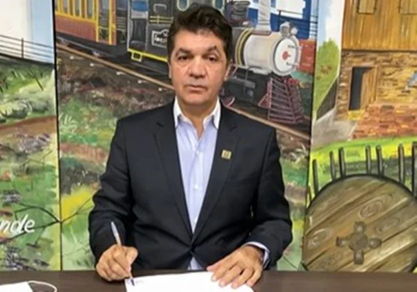 Prefeito demite professor gay que exibiu clipe de Criolo: “Viadagem”
