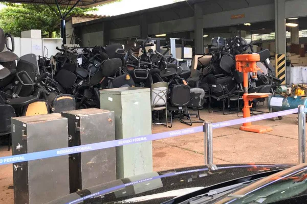Setor de Leilão do Senado abriga “cemitério” de móveis usados