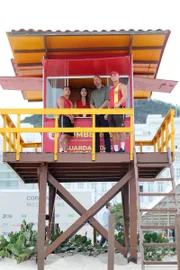 O próximo soberano do Reino Unido em uma atividade na praia de Copacabana