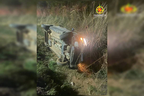 Ladrão com tornozeleira eletrônica é preso após roubar e capotar carro