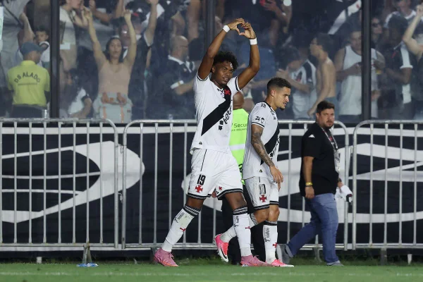 GB, atacante do Vasco, comemorando gol pelo Cruzmaltino