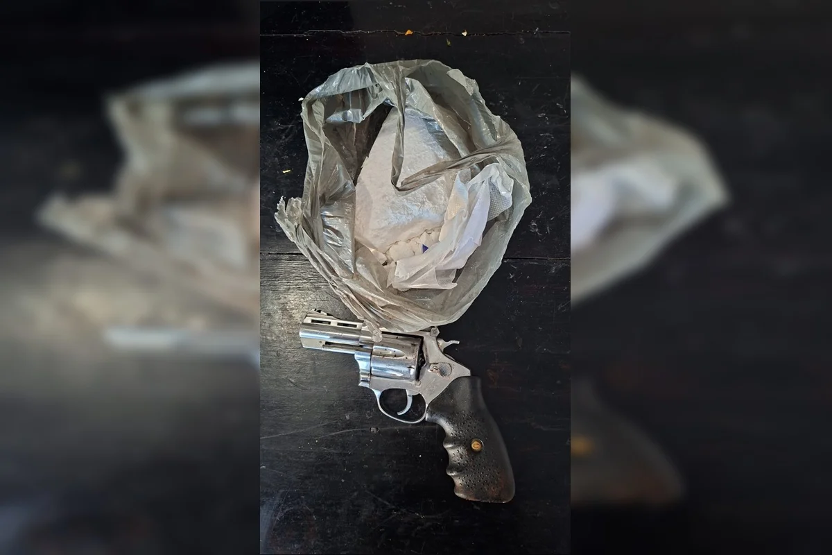 PCGO apreende drogas escondidas dentro de solas de galochas em operação - imagem 3 PCGO apreende drogas escondidas dentro de solas de galochas em operação - imagem 3