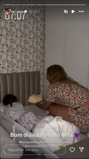 Virginia acordou Maria Flor com um bolo na cama