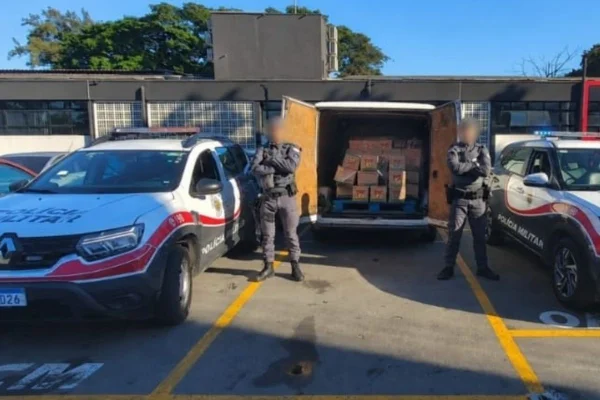 Imagem colorida mostra carga recuperada e agentes que participaram de prisão. Metrópoles