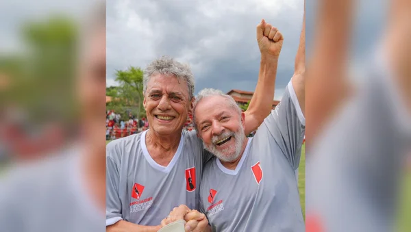 Lula e o cantor Chico Buarque - Metrópoes