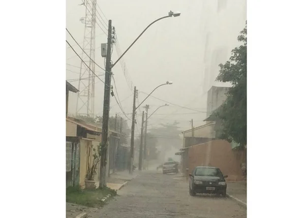 Véspera de Natal é marcada por chuva forte em algumas partes do DF