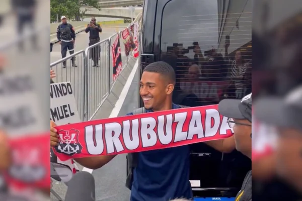 Foto colorida de Samuel Lino, novo jogador do Flamengo, em desembarque no Rio de Janeiro