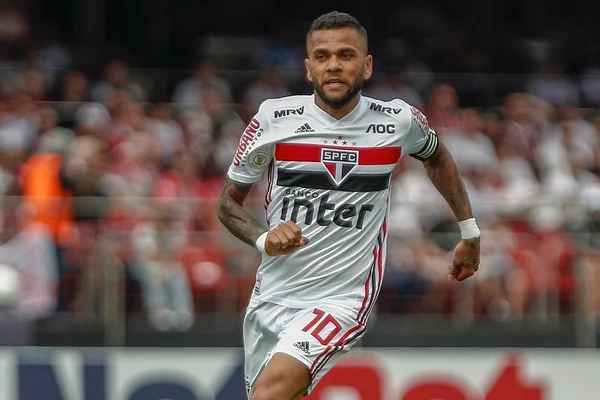 Dani Alves treina no São Paulo e pode ser escalado no meio campo