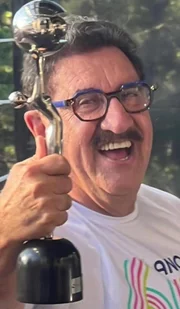 Ratinho usa uma das peças feitas por Filipe Diniz