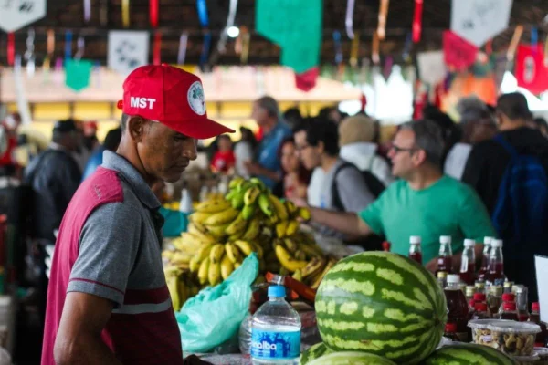 Imagem colorida da Feira da Reforma Agrária em São Paulo. MST - Metrópoles