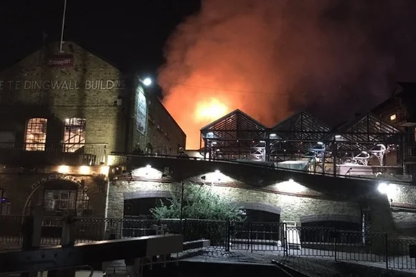 Incêndio de grande proporção atinge mercado Camden Lock em Londres