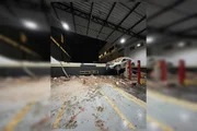 Telhado de oficina desaba sobre carro Telhado de oficina desaba sobre carro