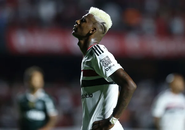 Arboleda rompe ligamento do tornozelo e deve perder Copa do Mundo