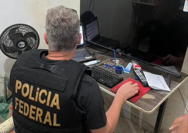 agente da PF e computador