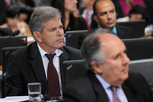 Cristovam Buarque desiste de licença após suplente se envolver em escândalo sexual