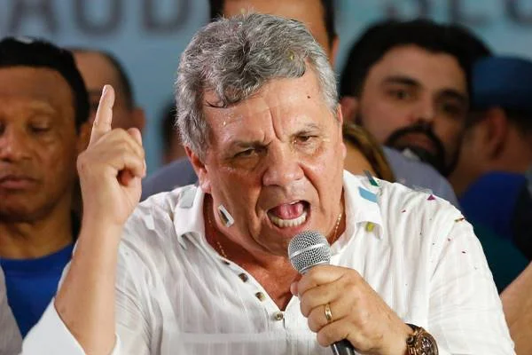 O ex-deputado e político brasiliense Alberto Fraga em discurso. Ele fala num microfone, cercado de outras pessoas - Metrópoles