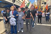Grupo de manifestantes fantasiados de PF, Bolsonaro e Trump