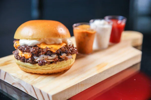 Dia do Hambúrguer: veja promoções do sanduíche no DF a partir de R$ 9,90 - destaque galeria