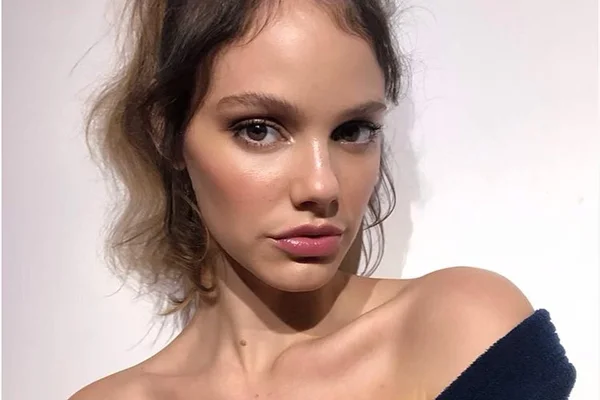 Grávida de Chay, Laura Neiva diz: “Não posso dizer ‘amo minha filha'”