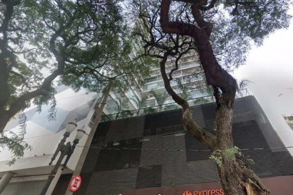 O acidente aconteceu na Avenida Senador Queiroz, na República. Mãe, de 25 anos, e filho, de 3, morreram no local após caírem do 12º andar - Metrópoles