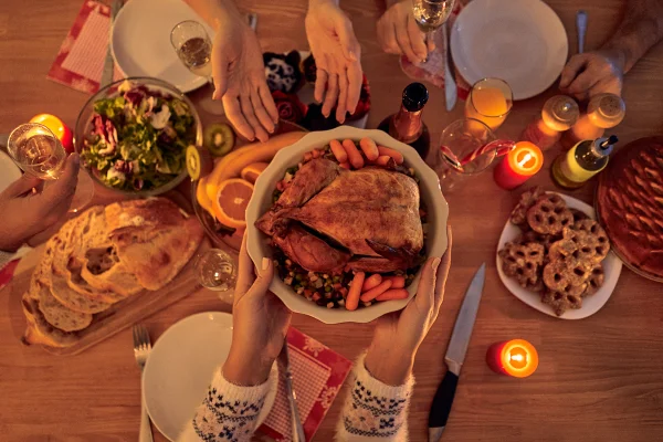 Foto colorida de ceia de natal. Com ave assada em ênfase - Metrópoles.