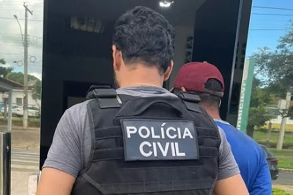 Homem preso por agredir ex com socos e taco de sinuca