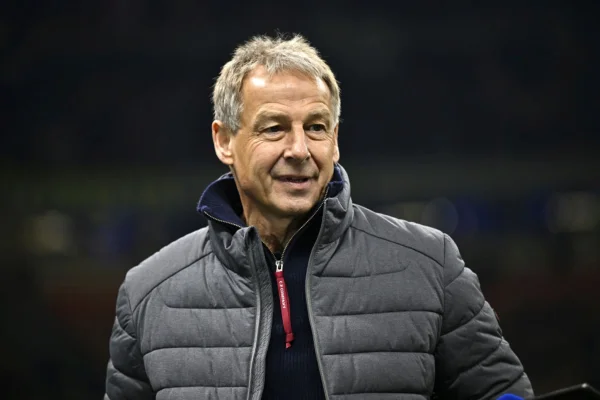 Imagem colorida de campeão do mundo com a Alemanha, com Jürgen Klinsmann- Metrópoles