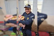 Policial com o bebê