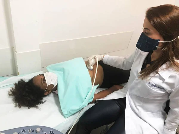 Médica atendendo paciente