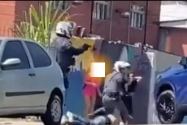 PMs com arma em pinho na rua - Metrópoles