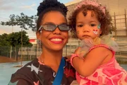 Jeniffer Nascimento posa com a filha, Lara, no Carnaval Jeniffer Nascimento posa com a filha, Lara, no Carnaval