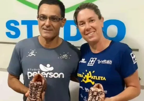 foto da ultramaratonista Camila Matte ao lado do marido, Peterson César Malachias - Metrópoles