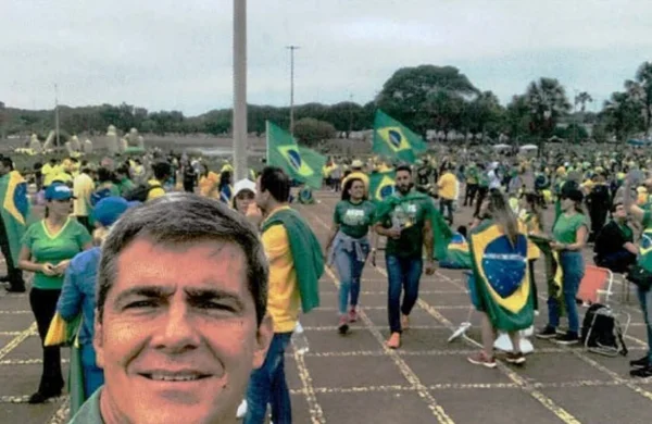 General Mario Fernandes deixou fotos na nuvem