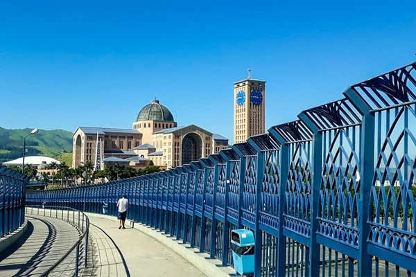 Passarela da fé, ponto turístico quase vazio, em Aparecida (SP)