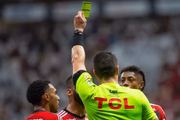 Bruno Henrique do Flamengo leva cartão amarelo