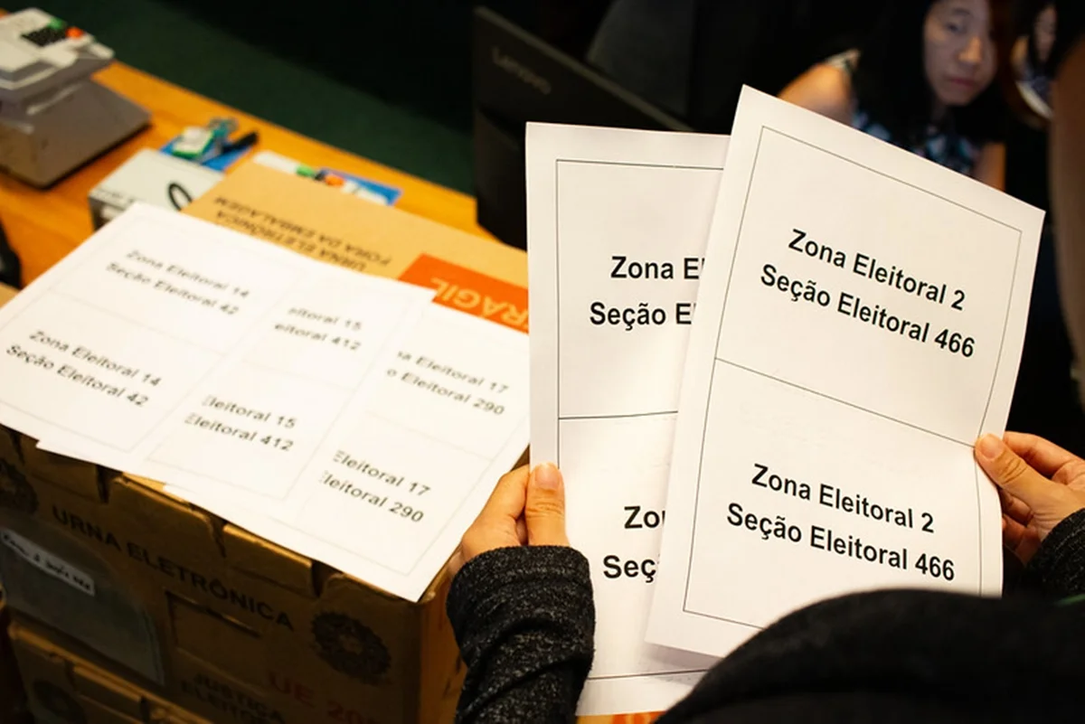 Após o sorteio, a partir das 13h, as urnas selecionadas para teste de integridade serão retiradas dos locais de votação e transportadas para os respectivos locais Após o sorteio, a partir das 13h, as urnas selecionadas para teste de integridade serão retiradas dos locais de votação e transportadas para os respectivos locais