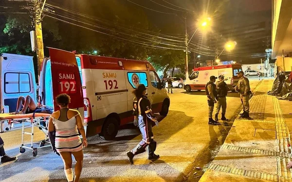 Imagem colorida de ambulância em praça - Metrópoles