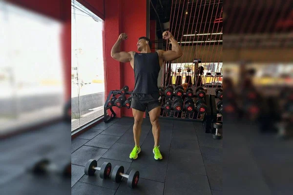 homem forte em academia