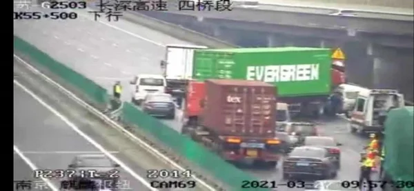 Contêiner da mesma empresa de navio encalhado bloqueia rodovia chinesa