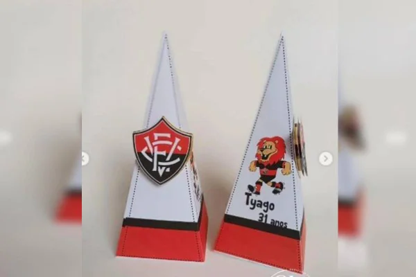 Vitória cobra dinheiro de quem usou escudo do time em biquíni e bolo
