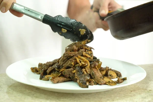 Cozinha de Solteiro: aprenda a preparar filé-mignon com cogumelos
