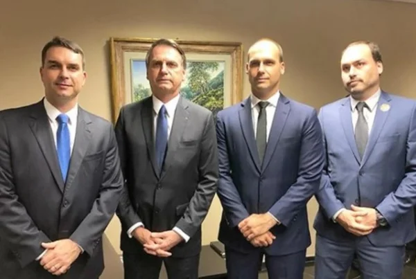 Jair Bolsonaro, atual presidente do Brasil para o mandato de 2018 a 2022. Ele está ao lado dos filhos Eduardo Bolsonaro, Flávio Bolsonaro e Carlos Bolsonaro - Metrópoles