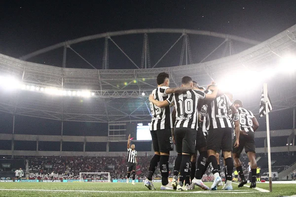 Foto colorida do elenco do Botafogo comemorando gol contra o Flamengo - Metrópoles