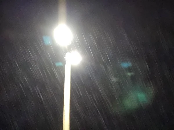 Poste de luz e pingos de chuva - Metrópoles